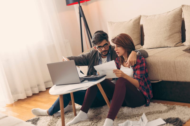 A person setting up alerts and automatic payments for their credit card bill
