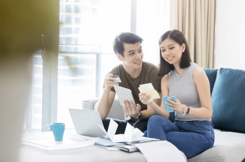 A person using a smartphone to manage their credit card debt with Tally app