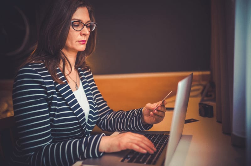 A person changing their credit card payment due date